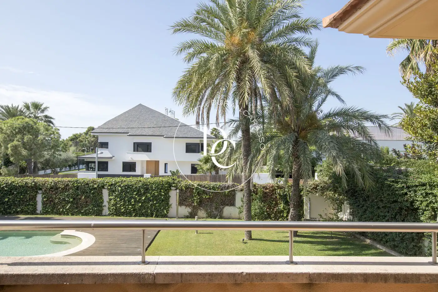 Vista exterior de Casa o xalet de lloguer en Sitges amb Aire condicionat, Calefacció i Jardí privat