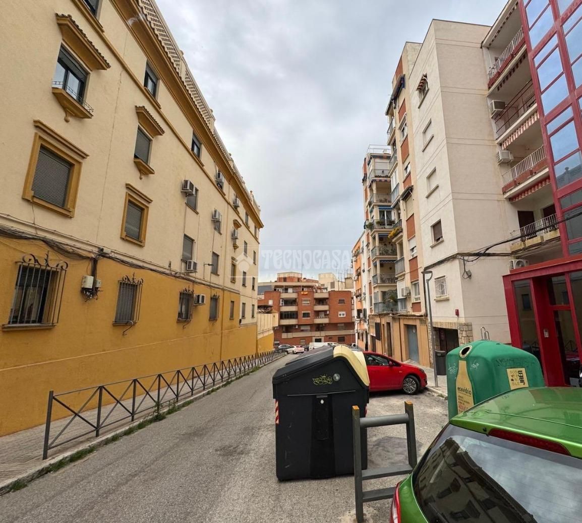 Vista exterior de Piso en venta en  Jaén Capital