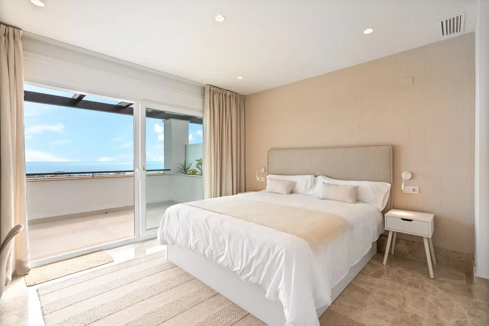 Casa aparellada amb piscina en venda a Urbanizacion los Altos de los Monteros 11, imagen 9