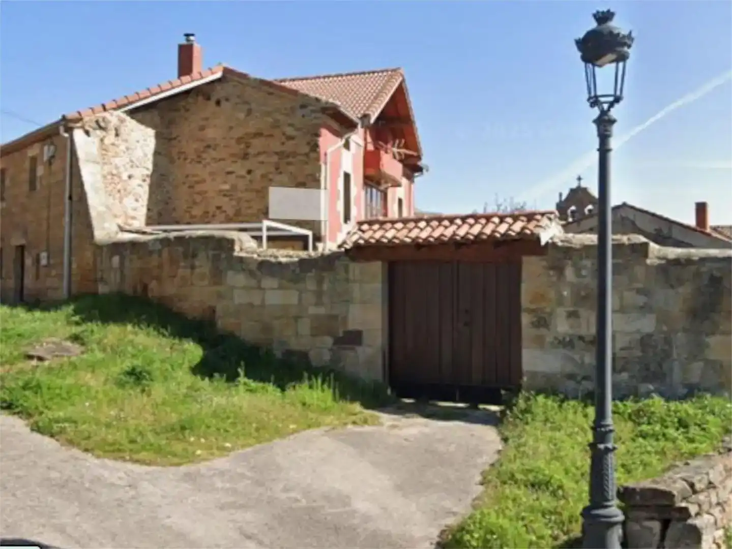 Vista exterior de Casa adosada en venda en Valderredible amb Piscina i Balcó