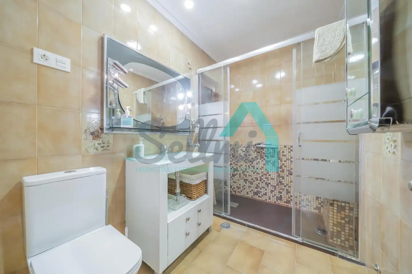 Bathroom of Flat for rent in Oviedo   with Heating, Parquet flooring and Terrace