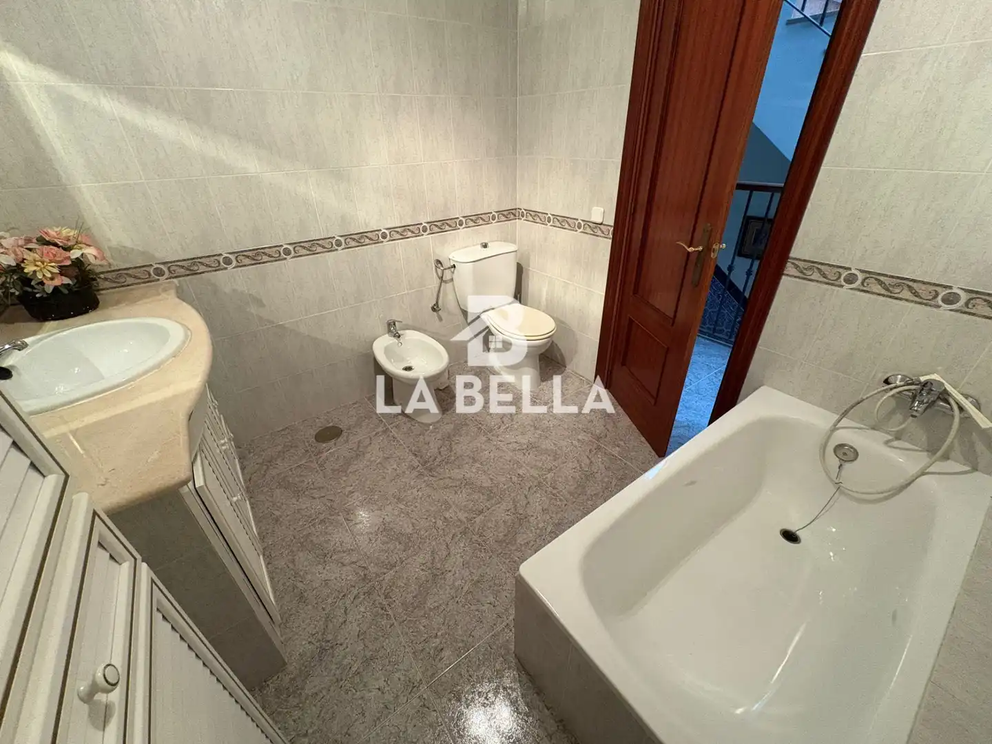 Bany de Casa o xalet en venda en Sevilla amb Aire condicionat, Terrassa i Moblat