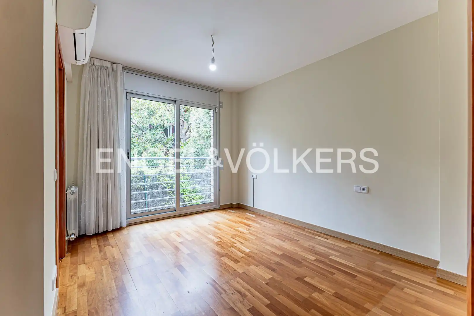 Schlafzimmer von Einfamilien-Reihenhaus zum Verkauf in Barcelona mit Heizung