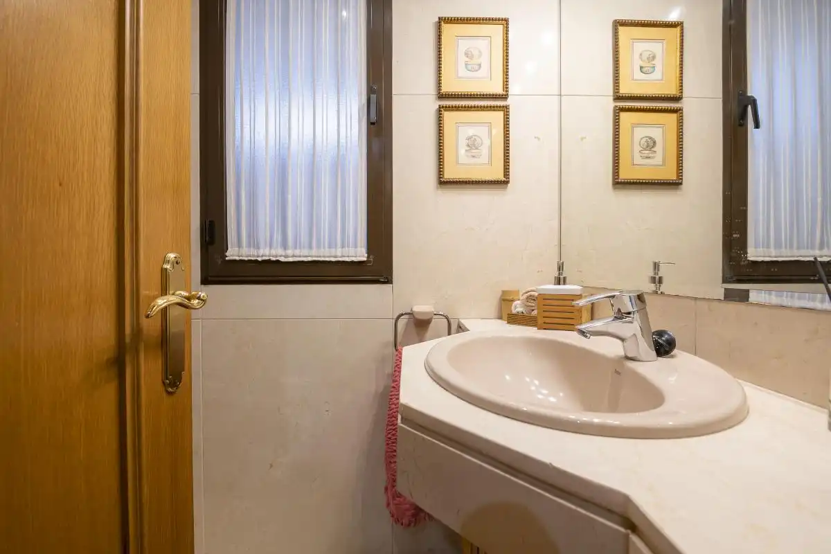Baño de Casa adosada en venta en Madrid con Aire acondicionado, Calefacción y Jardín privado