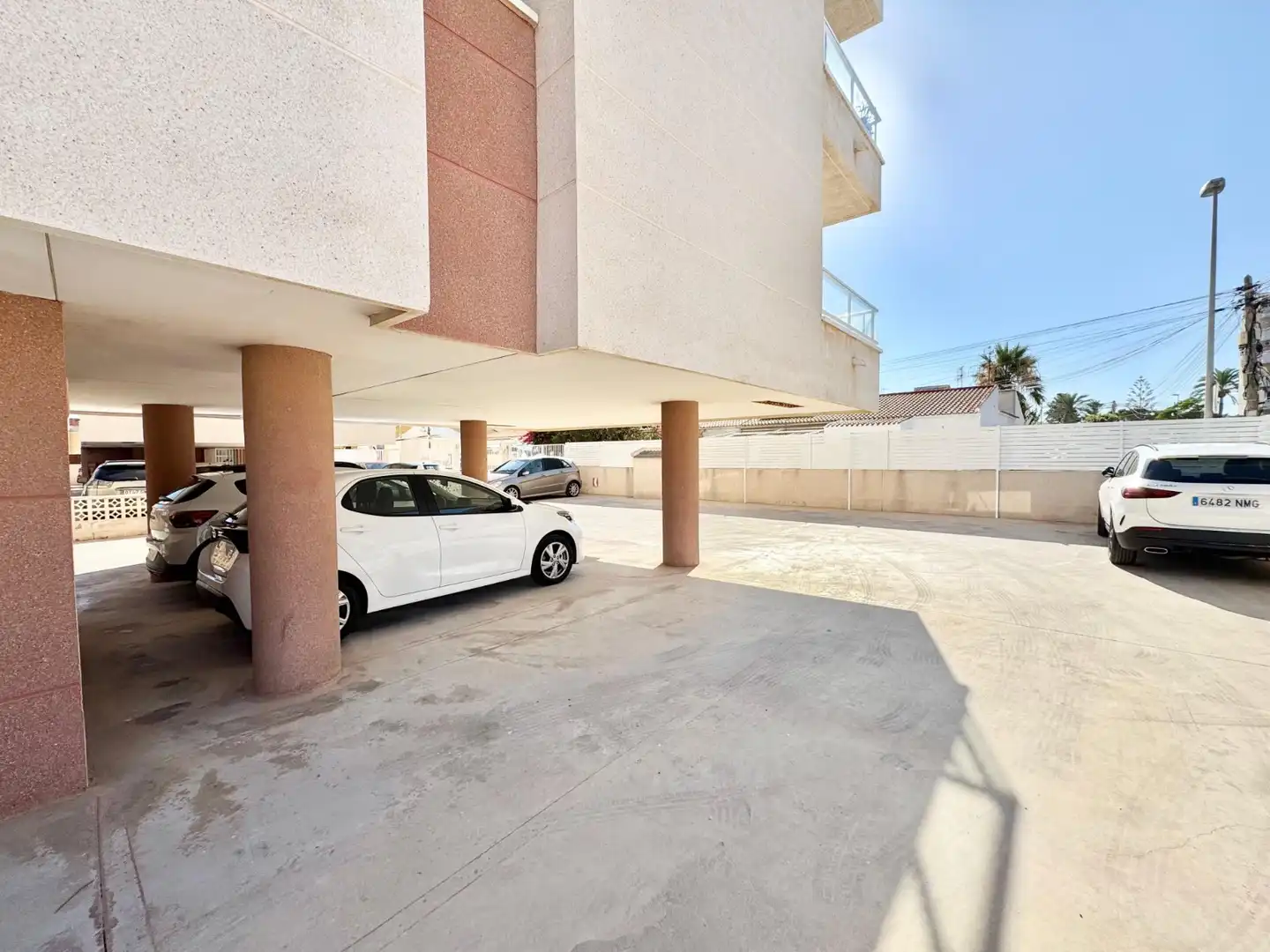 Aparcament de Apartament de lloguer en Torrevieja amb Aire condicionat, Piscina i Moblat