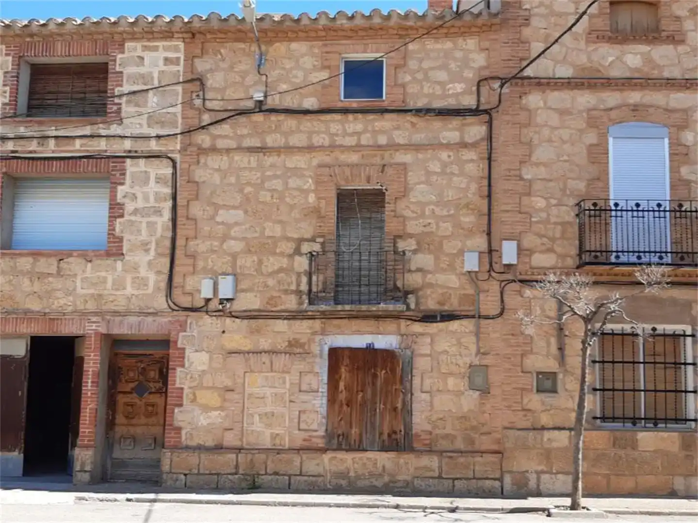 Vista exterior de Casa adosada en venda en Villarquemado amb Balcó