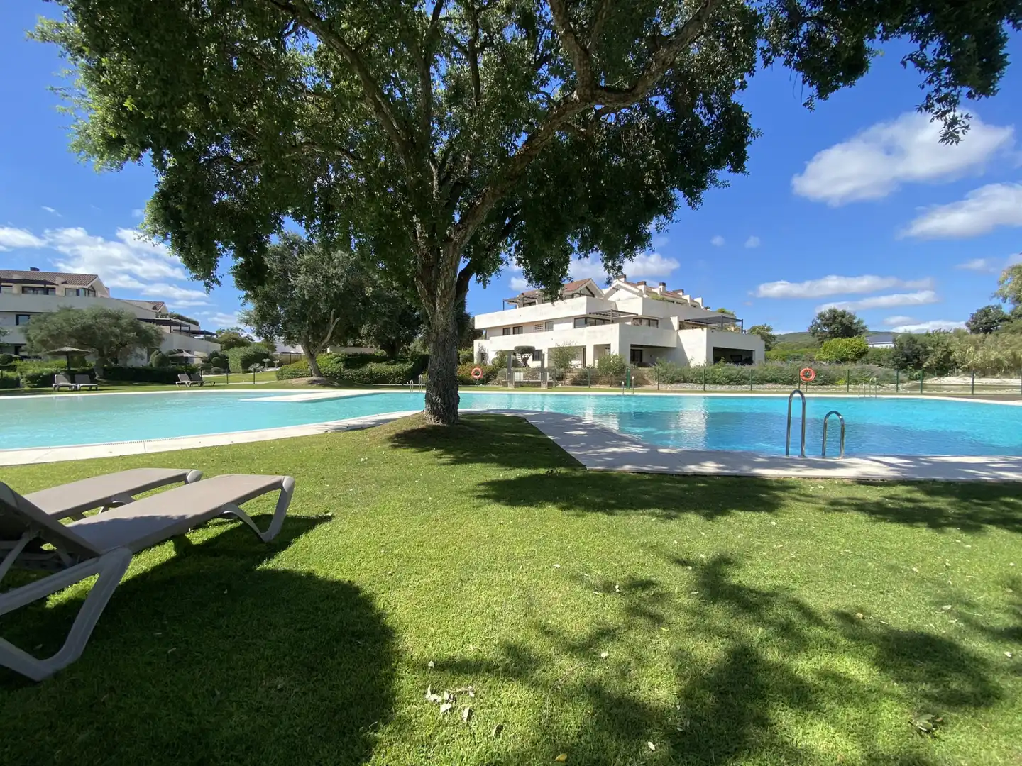 Schwimmbecken von Maisonette zum Verkauf in Sotogrande mit Klimaanlage, Privatgarten und Terrasse