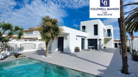 Villa de lujo con amarre privado de 12,5 metros situada en la Costa Brava en España. Recientemente renovado a un alto nivel, esta