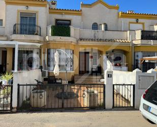 Vista exterior de Casa adosada en venda en Guardamar del Segura amb Jardí privat, Terrassa i Balcó