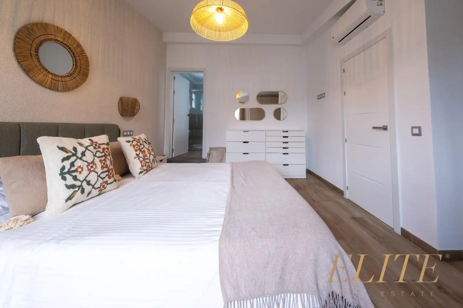 Bedroom of Detached homes for sale in San Bartolomé de Tirajana  with Air Conditioner, Private garden and Parquet flooring