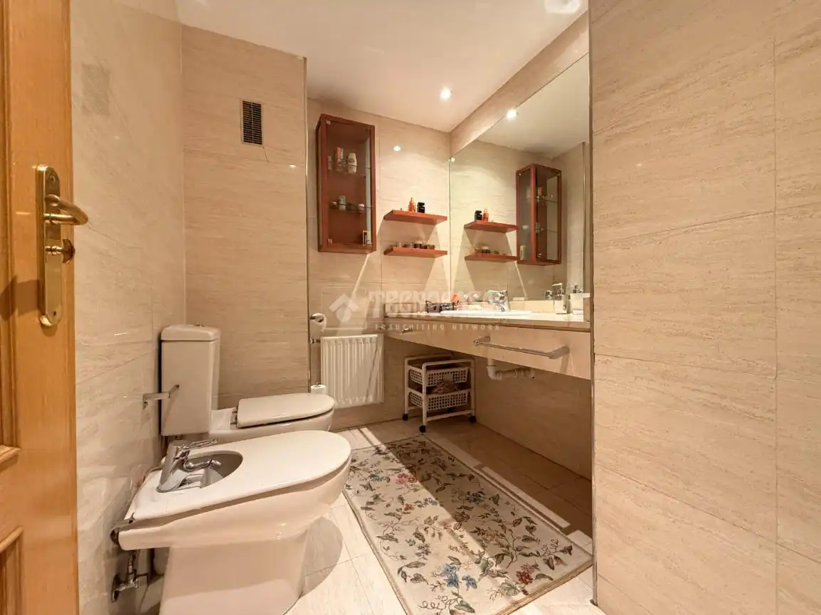 Bathroom of Flat for sale in Madrid  with Heating, Private garden and Parquet flooring