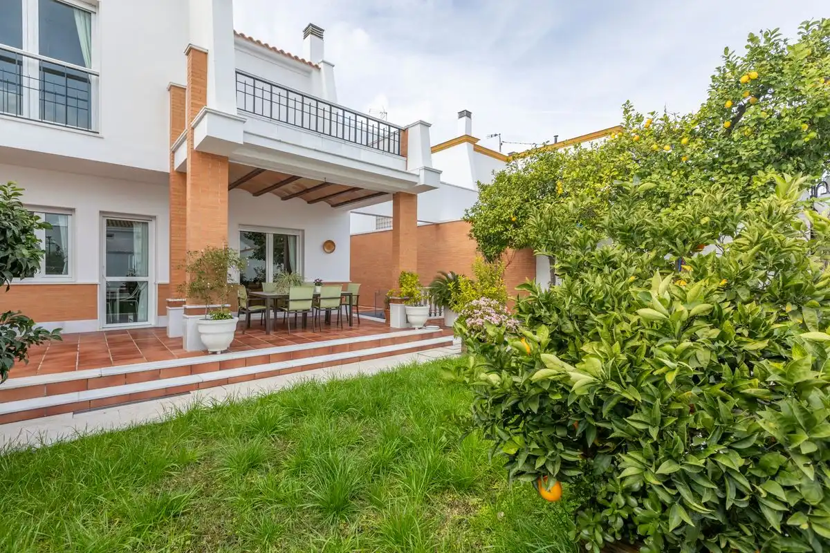 Terrassa de Casa adosada en venda en Santiponce amb Aire condicionat, Calefacció i Jardí privat