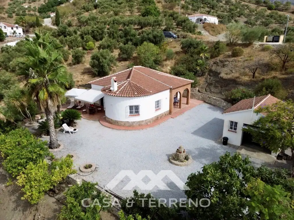 Vista exterior de Casa o xalet en venda en Canillas de Albaida amb Aire condicionat, Calefacció i Jardí privat