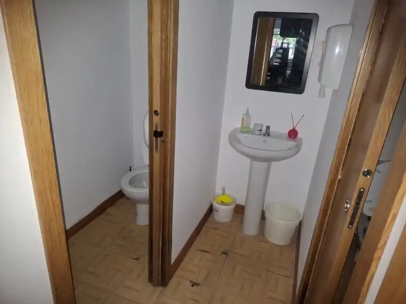 Badezimmer von Geschaftsraum zum Verkauf in Viveiro