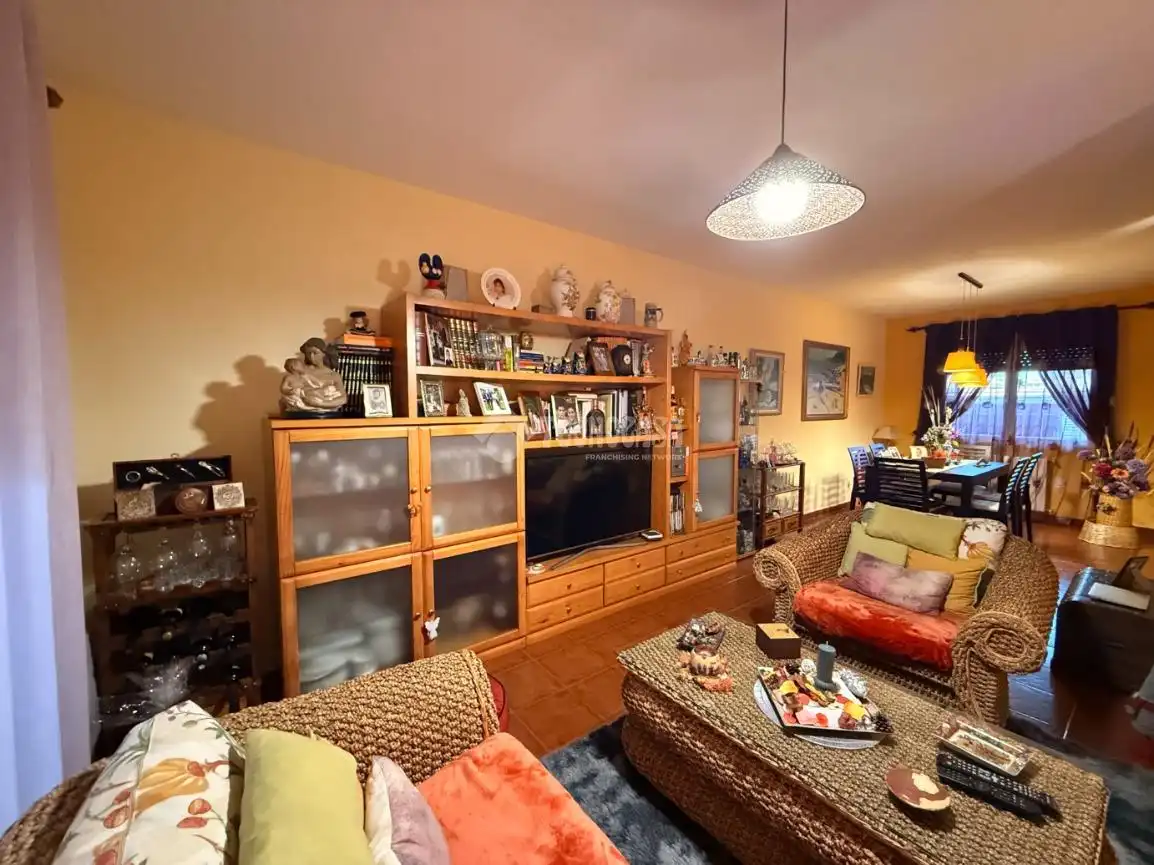 Wohnzimmer von Einfamilien-Reihenhaus zum Verkauf in Torrejón del Rey mit Klimaanlage, Heizung und Privatgarten