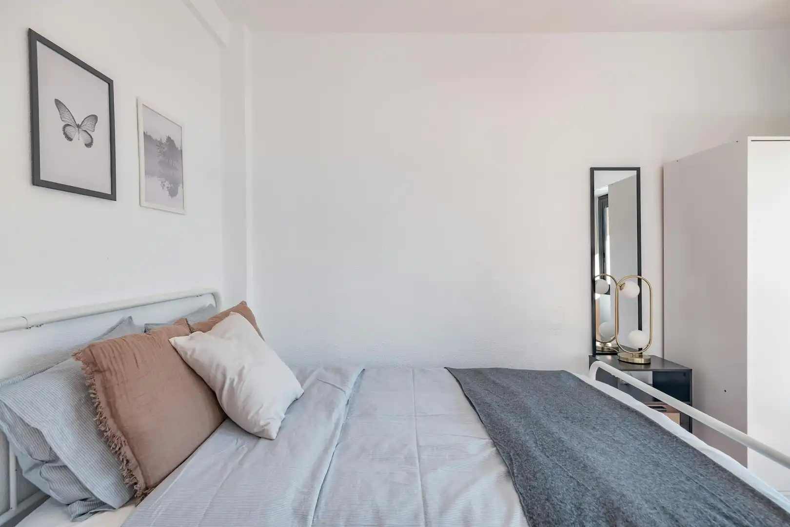 Bedroom of Flat for share in Valencia  with Washing machine