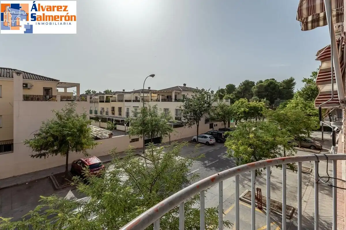 Vista exterior de Piso en venta en Granada con Balcón
