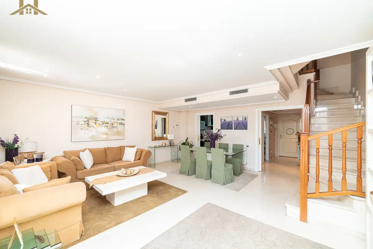 Sala d'estar de Casa adosada en venda en Boadilla del Monte amb Aire condicionat, Calefacció i Jardí privat
