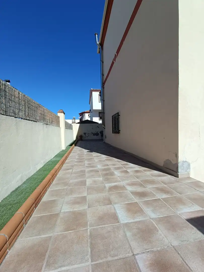 Vista exterior de Casa o chalet en venta en Cúllar Vega con Calefacción y Trastero