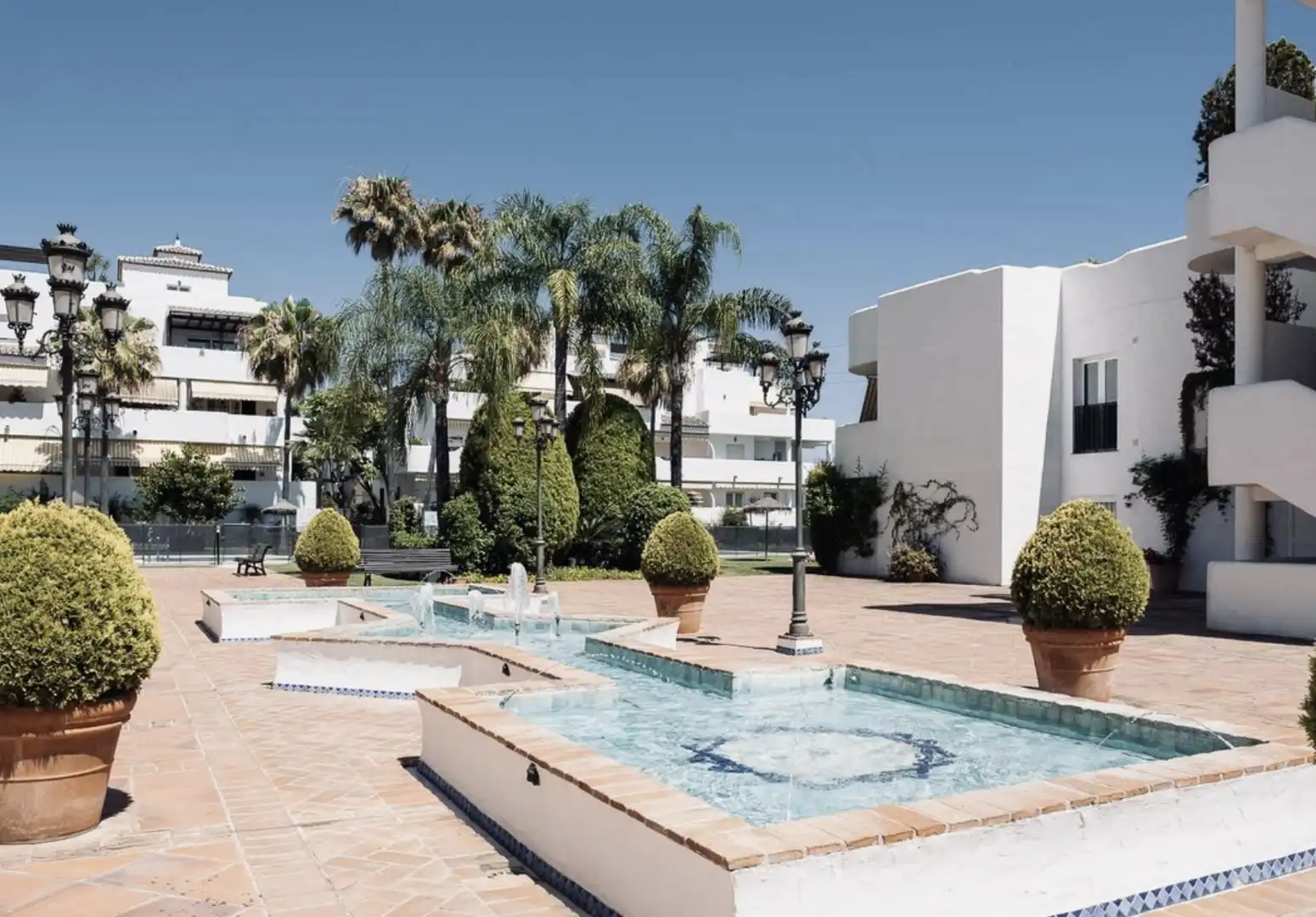 Vista exterior de Planta baixa en venda en Marbella amb Aire condicionat, Calefacció i Terrassa