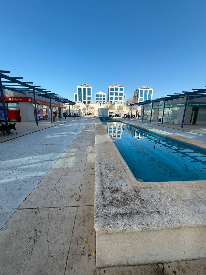 Piscina de Oficina en venda en  Sevilla Capital amb Aire condicionat