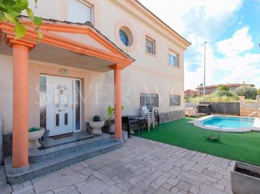House with pool for sale in calle Palau de Plegamans