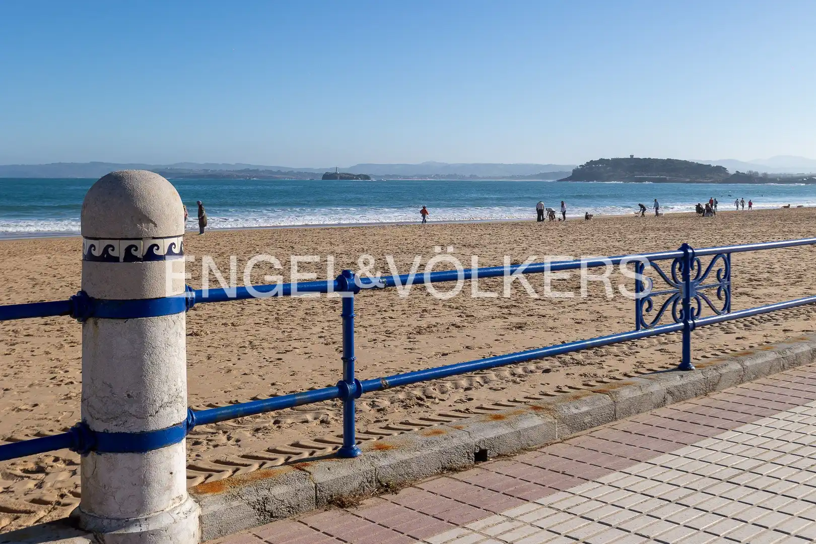 Außenansicht von Einfamilien-Reihenhaus zum Verkauf in Santander mit Heizung, Privatgarten und Terrasse