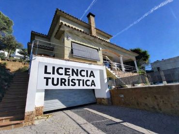 Chalet con piscina en venta en Calle Alzina