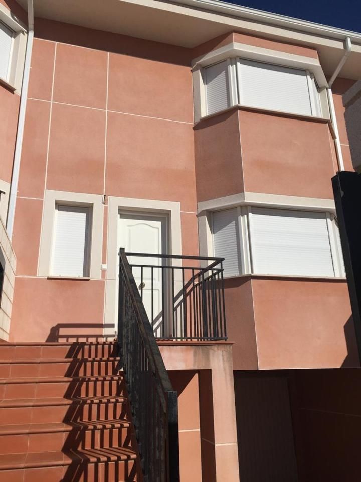 Vista exterior de Casa adosada en venda en Saelices amb Calefacció