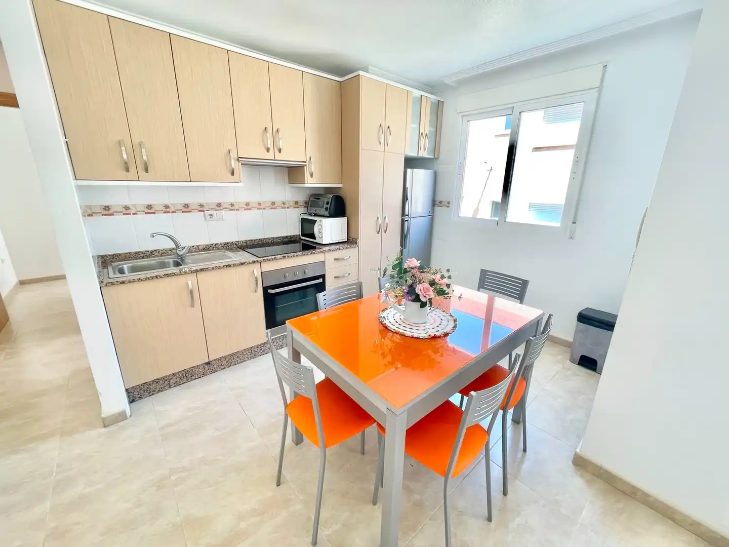 Cuina de Apartament de lloguer en Los Alcázares amb Aire condicionat, Moblat i Rentadora