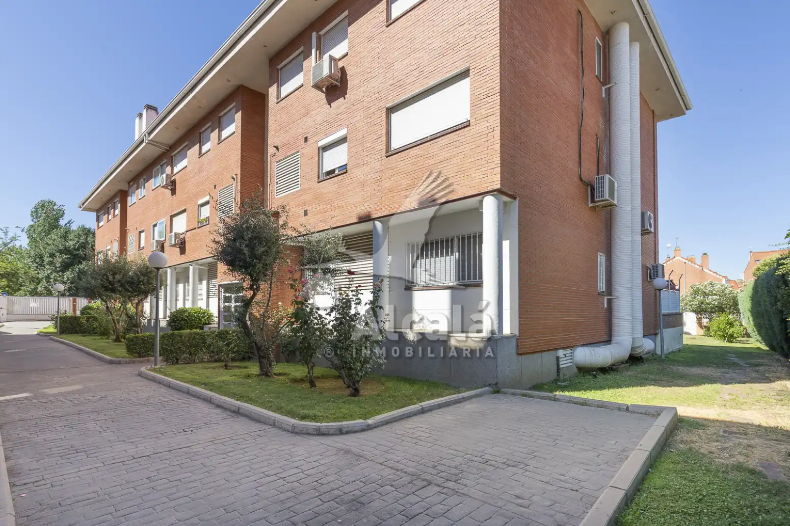 Vista exterior de Piso en venta en Alcalá de Henares con Calefacción, Parquet y Piscina