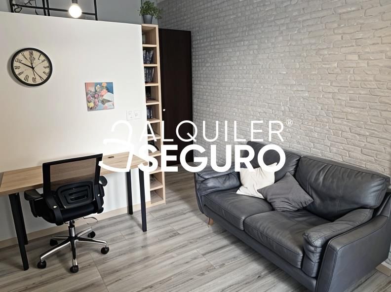 Sala d'estar de Estudi de lloguer en  Sevilla Capital amb Aire condicionat i Moblat