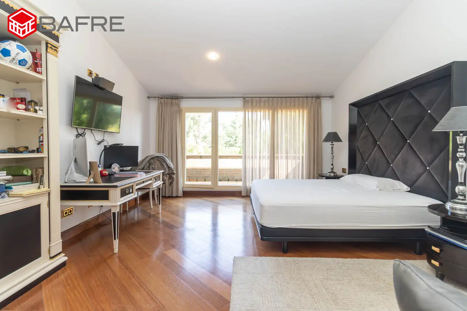 Bedroom of Houses for sale in Pozuelo de Alarcón  with Air Conditioner, Private garden and Storage room
