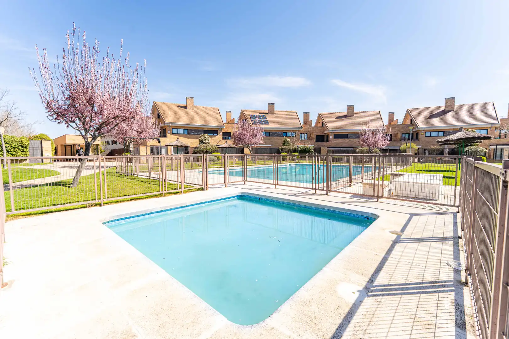 Piscina de Casa adosada en venda en Torrelodones amb Aire condicionat, Calefacció i Jardí privat