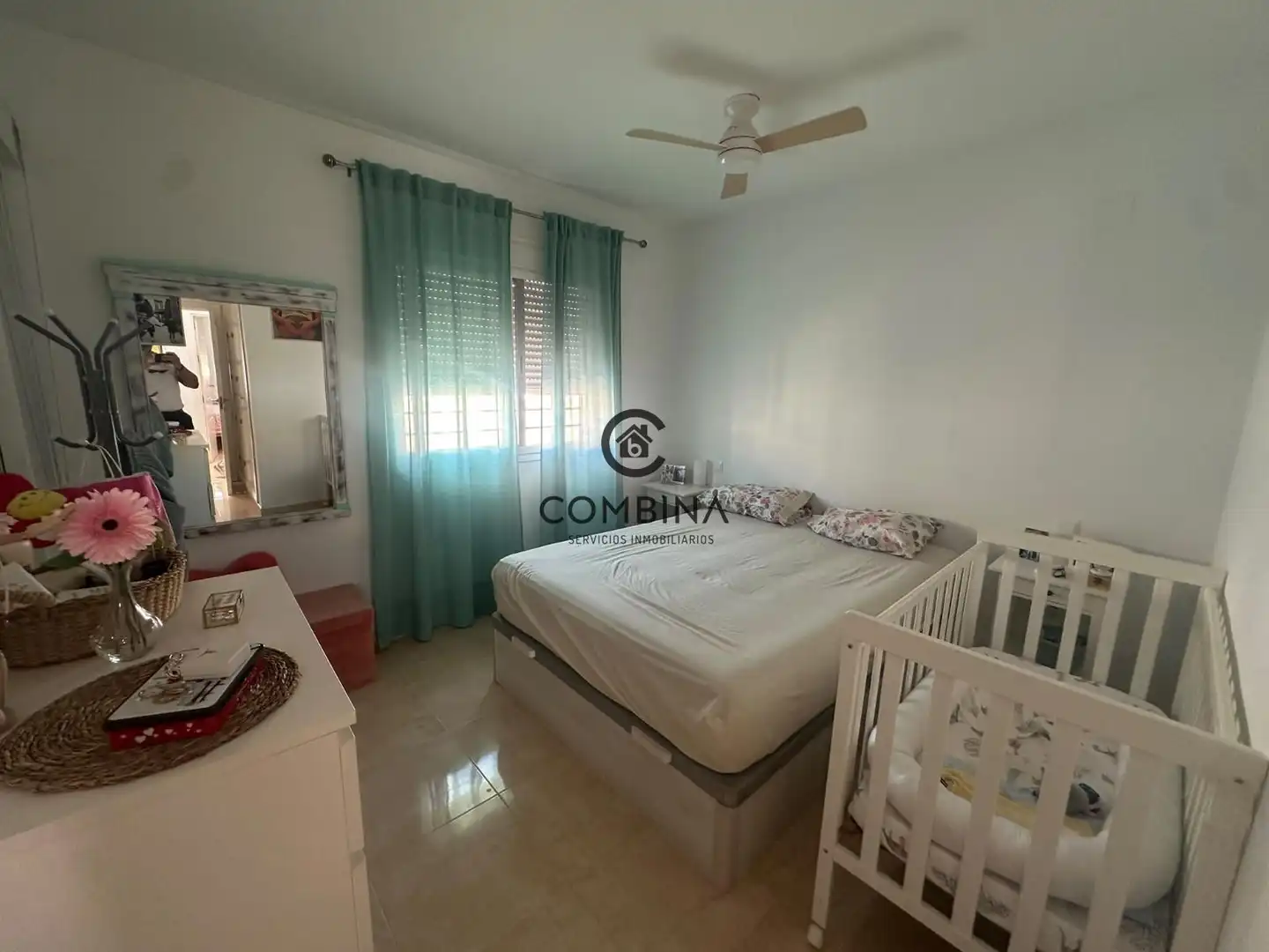 Schlafzimmer von Einfamilien-Reihenhaus zum Verkauf in Camas mit Klimaanlage, Terrasse und Abstellraum