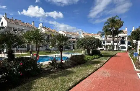 Außenansicht von Einfamilien-Reihenhaus zum Verkauf in Marbella mit Terrasse