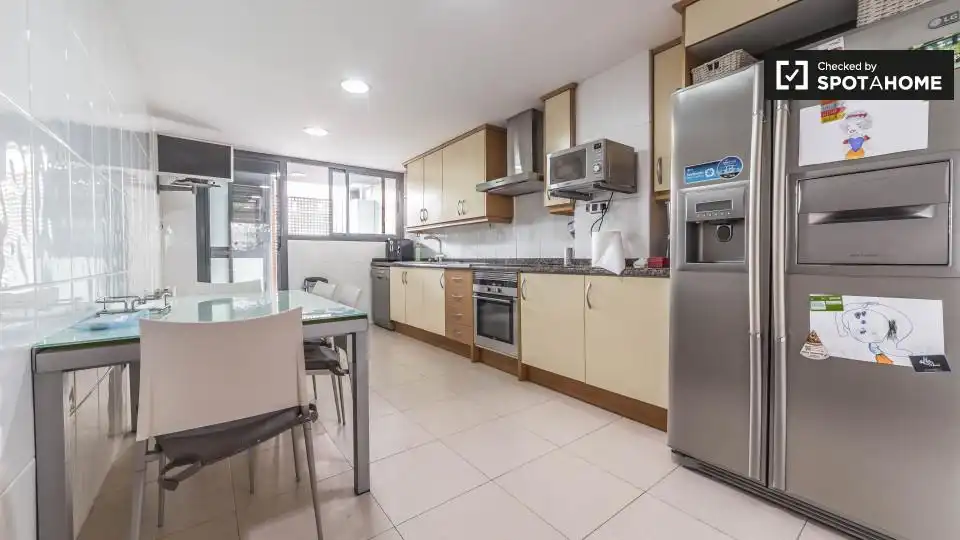 Cocina de Piso para compartir en Valencia con Aire acondicionado, Calefacción y Amueblado