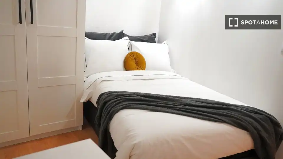 Bedroom of Flat for share in Madrid  with Air Conditioner, Heating and Furnished