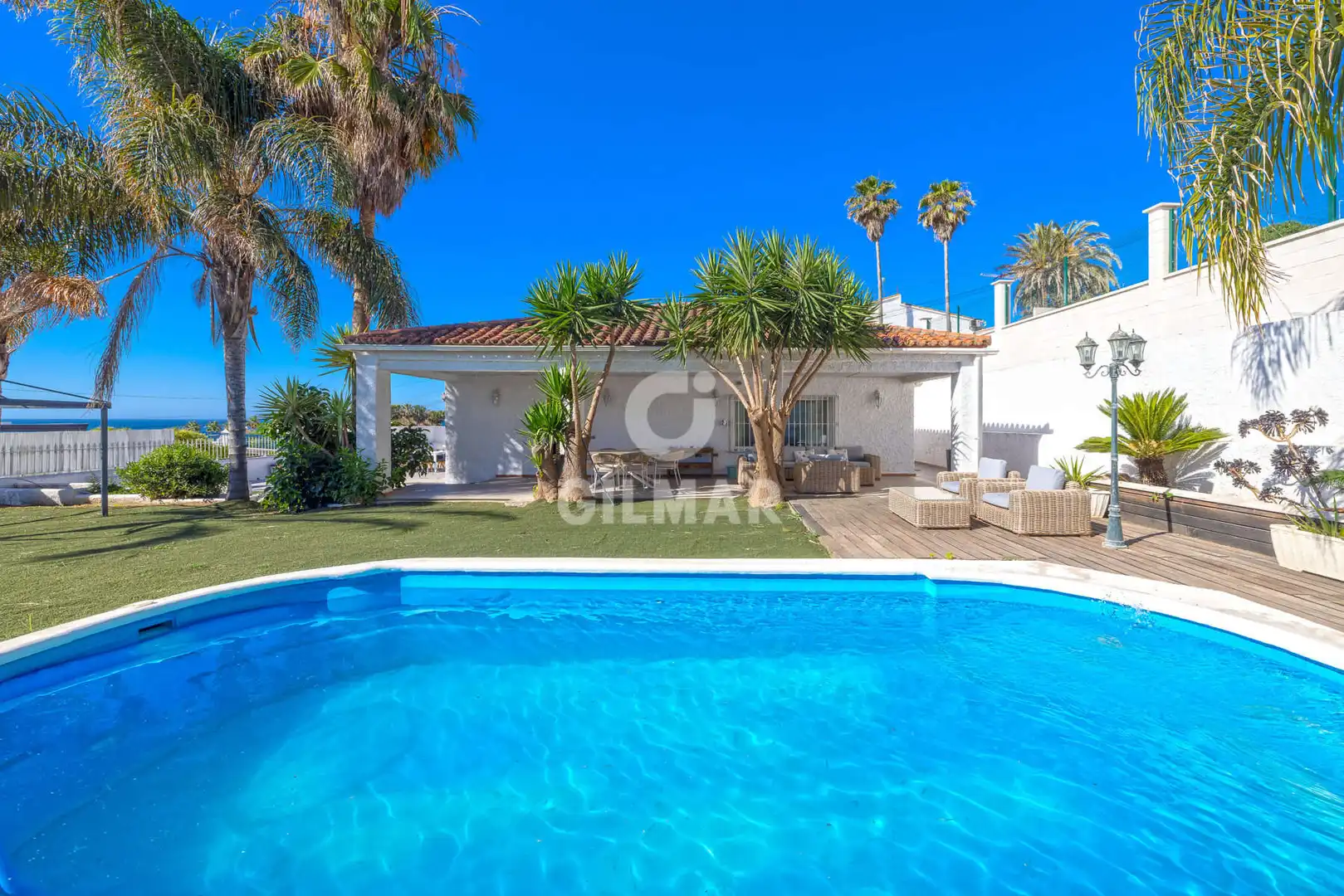 Vista exterior de Casa o xalet en venda en Estepona amb Calefacció, Jardí privat i Piscina