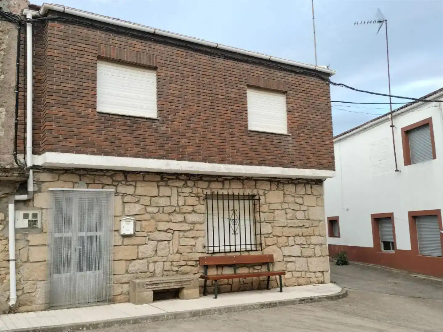 Vista exterior de Casa adosada en venda en Aldeadávila de la Ribera amb Moblat
