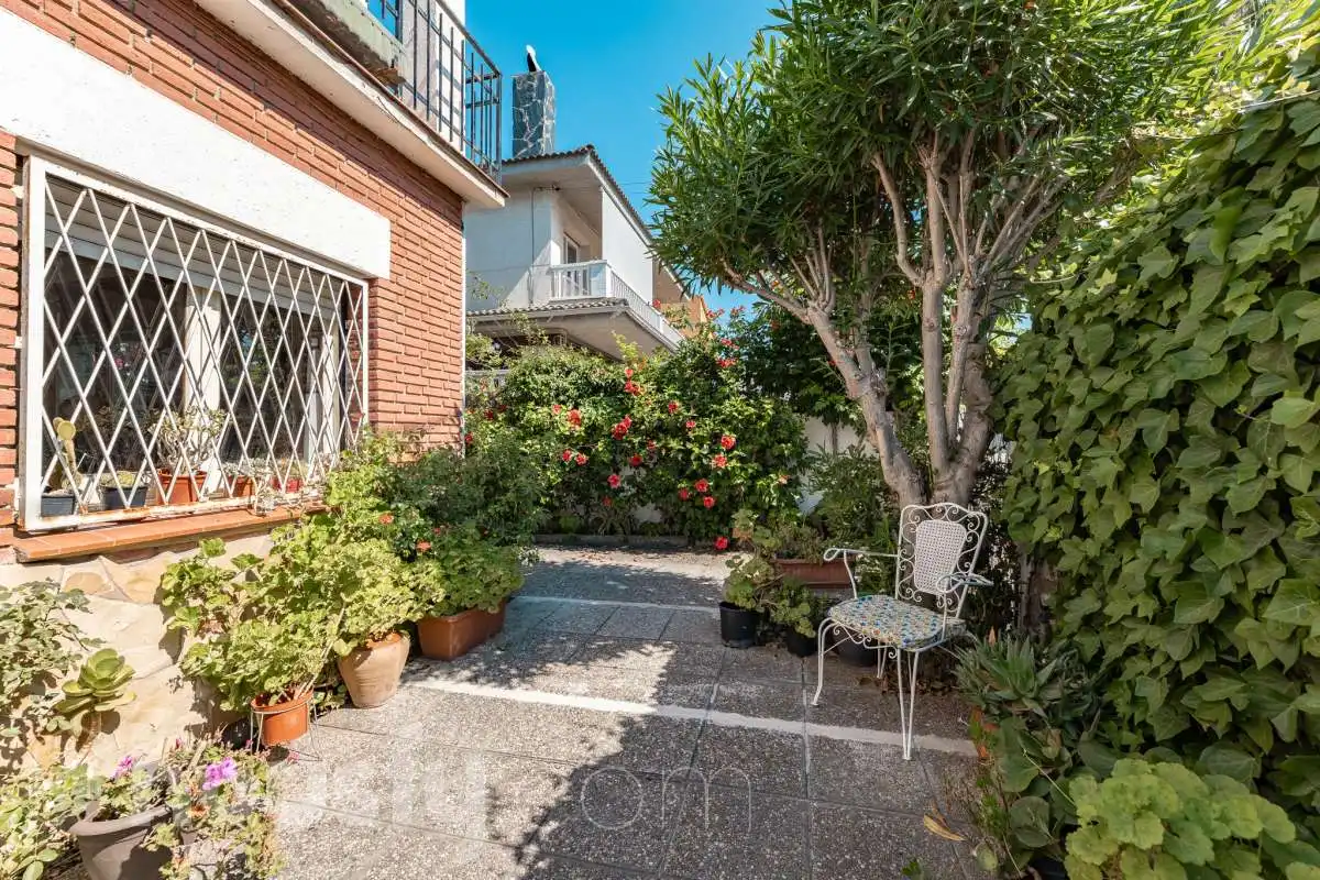 Vista exterior de Casa o xalet en venda en Castelldefels amb Jardí privat, Terrassa i Traster