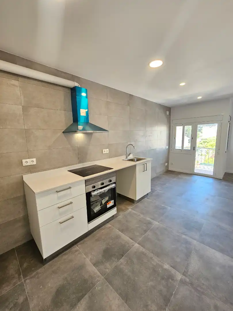 Küche von Wohnung zum Verkauf in Torredembarra mit Ofen und Balkon