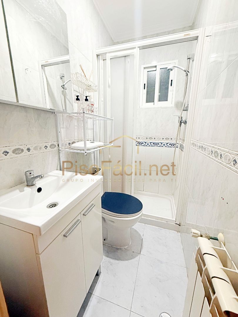 Bathroom of Flat for sale in  Madrid Capital  with Air Conditioner and Heating