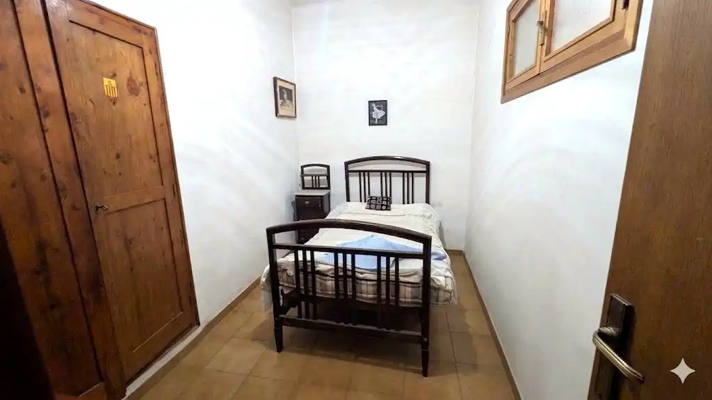 Dormitori de Casa adosada en venda en Besalú amb Terrassa i Balcó