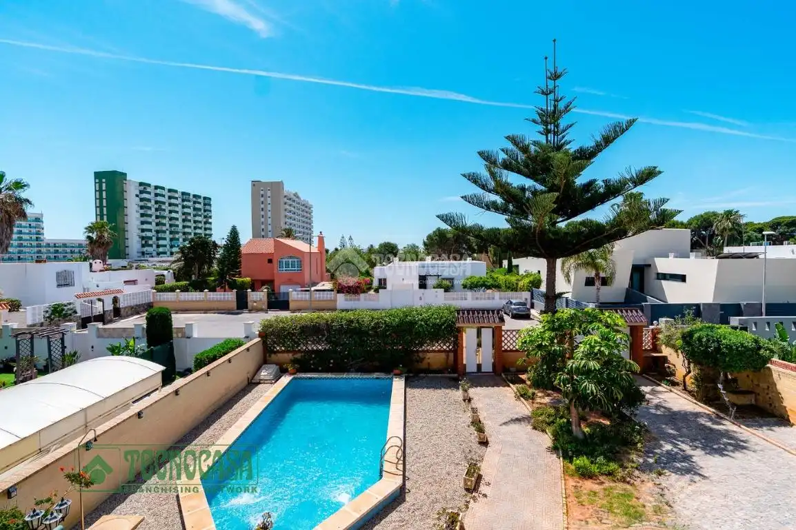 Vista exterior de Casa o xalet en venda en Roquetas de Mar amb Calefacció, Parquet i Terrassa