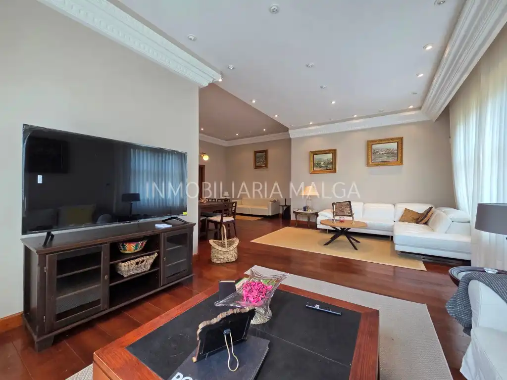 Sala d'estar de Casa o xalet en venda en Colunga amb Calefacció, Jardí privat i Parquet