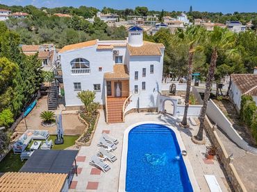 Chalet con piscina en venta en Calle Mimosa