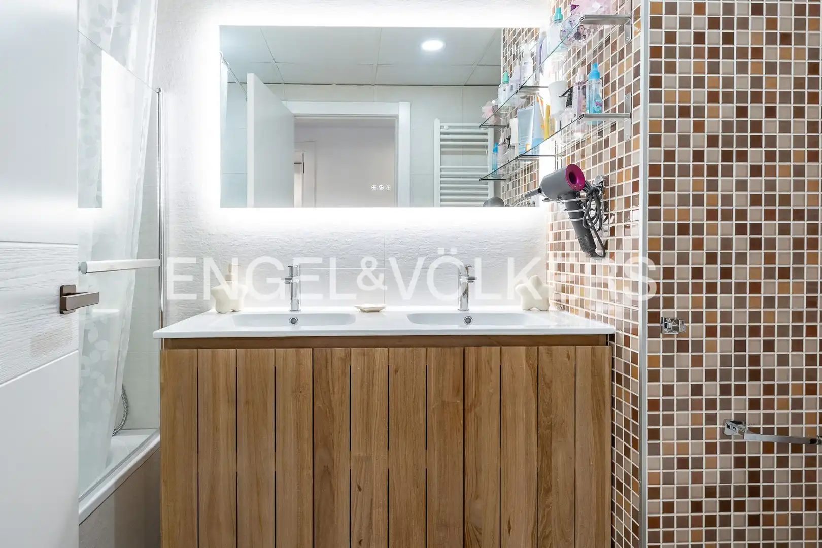 Bathroom of Flat for sale in Sant Adrià de Besòs  with Air Conditioner, Heating and Parquet flooring