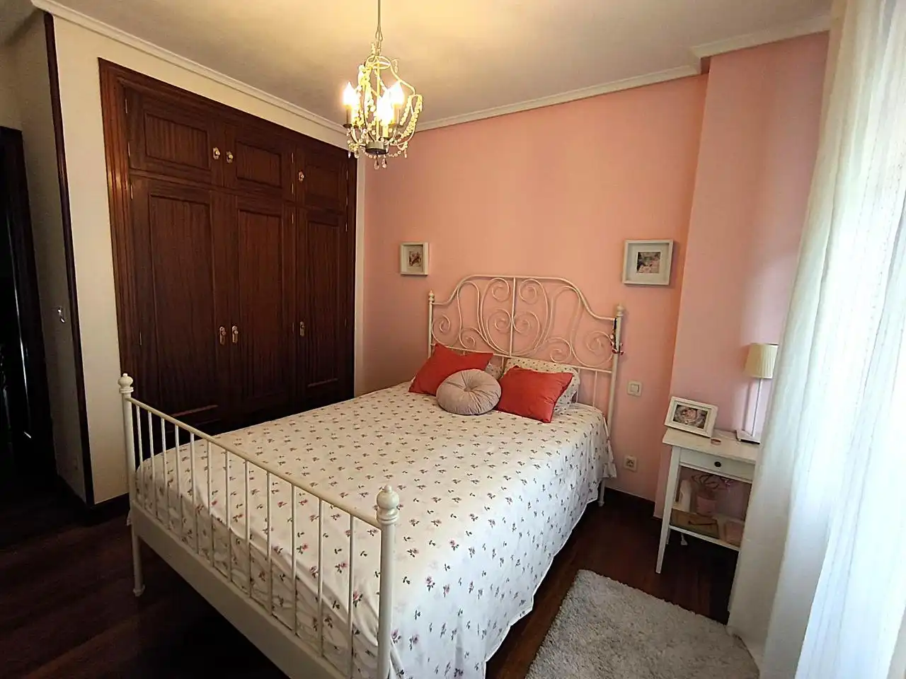 Habitación de Casa adosada en venta en Castro-Urdiales con Calefacción, Terraza y Balcón
