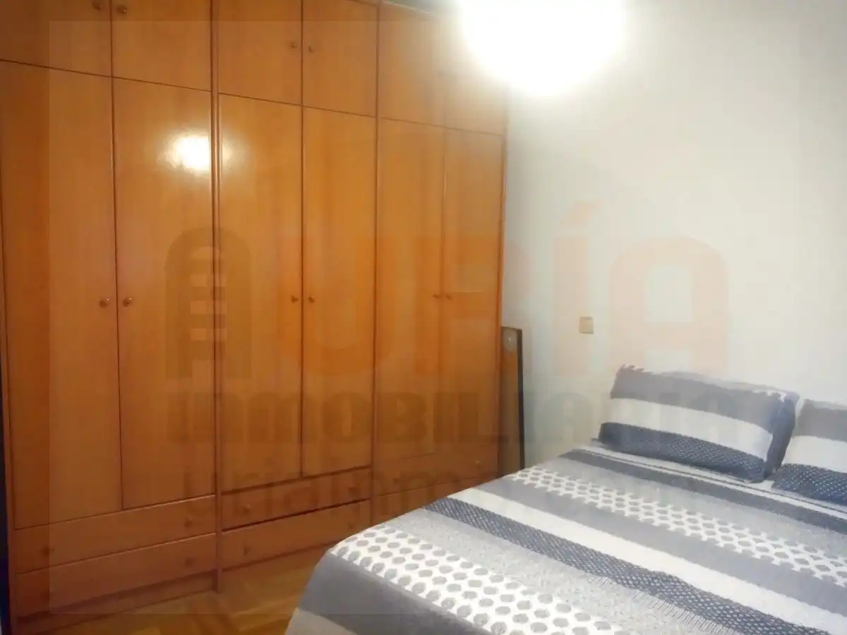 Dormitori de Apartament de lloguer en Oviedo  amb Calefacció, Parquet i Moblat